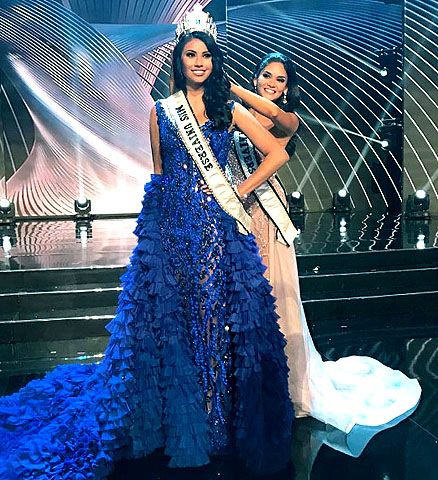 Pia Wurtzbach crowns Ashley Callingbull, the winner of the Miss Universe VIP Experience contest