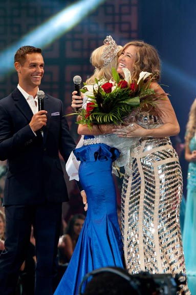 Cassidy Wolf, Miss Teen USA 2013 hugs host Miss Teen USA 2003, Tami Farrell as host Karl Schmid watches