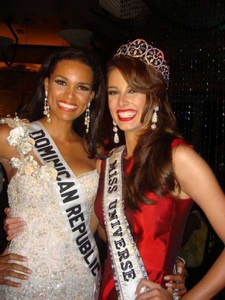 Stefania Fernandez, Miss Universe 2009 with her runner-up Ada Aimee de la Cruz of Dominican Republic
