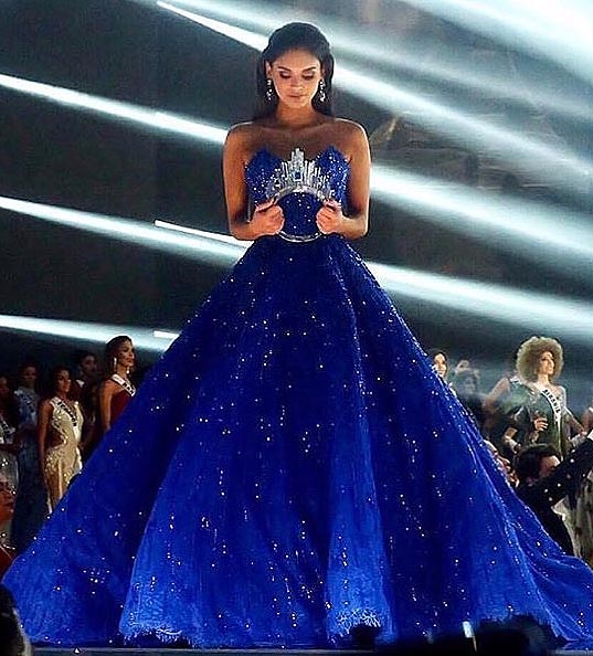 Pia Wurtzbach in her farewell gown holds the crown