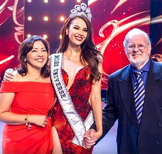 Catriona Gray with her parents Normita and Ian