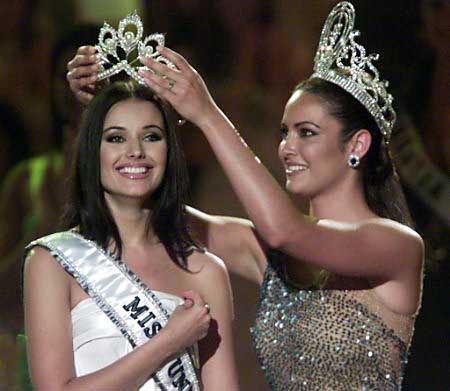 Miss Universe 2001, Denise Quinones of Puerto Rico wearing the previous Miss Universe crown crowns the original Miss Universe 2002, Oxana Fedorova of Russia with the Mikimoto crown